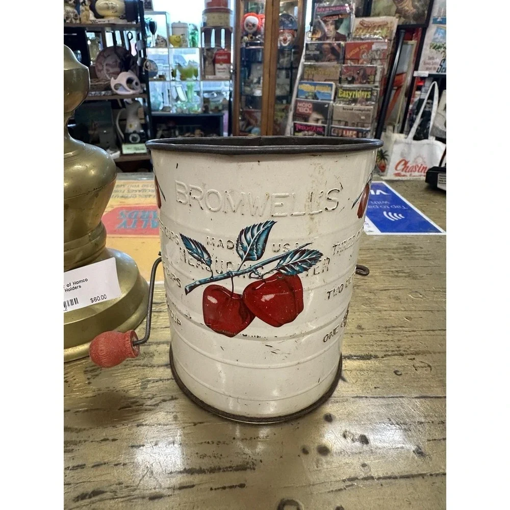 Vintage Bromwell's APPLE Measuring 3-Cup Flour Sifter Off White With Apples